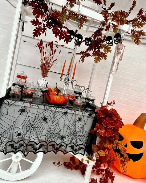 Prosecco Cart, Trolley Ideas, Wedding Sweet Cart, Sweet Cart, I Want Candy, Spooky Candy, Dulces Halloween, Sweet Carts, Balloon Artist