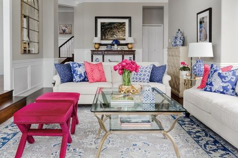 Southern-Style Traditional Design With Pops of Bright Color Low Ceiling Bedroom, Preppy Living Room, Coastal Cottage Living Room, Bachelorette Pad, Sofa Ideas, Dining Room Makeover, Designer Living, Cottage Living Rooms, Eclectic Bedroom