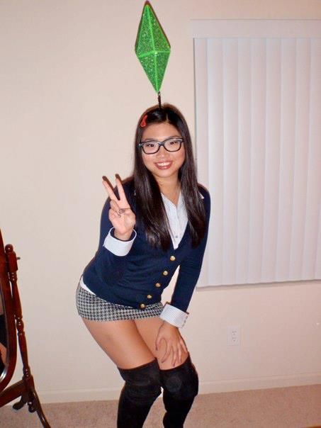 My friend was a Sim this #Halloween! She made the headband herself! Such a great idea! #Costume #Creative #Sims The Sims Fantasia, Sims Character Costume, Fantasia The Sims, Smart Halloween Costumes, Characters With Glasses Halloween, Costumes With Glasses Women, Costume Ideas With Glasses, Sims Headband Diy, Halloween Costume With Glasses