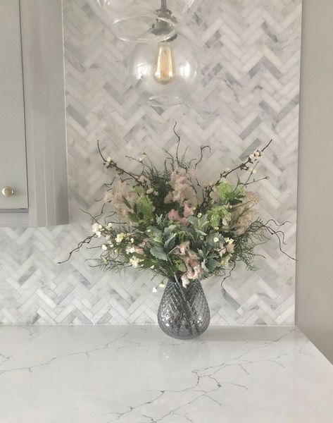 35 Amazing Herringbone Backsplash Ideas To Transform Your Kitchen Tile Backsplash Kitchen Herringbone, Herringbone Kitchen Backsplash Ideas, Kitchen Backsplash Herringbone, Over Sink Decor, White Herringbone Tile Backsplash, Herringbone Backsplash Kitchen, Herringbone Kitchen Backsplash, Chevron Backsplash, Rental Kitchen Makeover