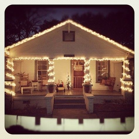 Christmas Bungalow, Craftsman Christmas, Bungalow Christmas, Craftsman Style Decor, Florida Bungalow, Exterior Christmas Lights, Christmas Outdoors, Outside Christmas Decorations, Southern Christmas