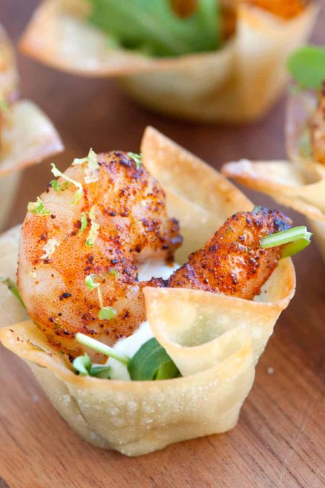 Chili Lime Baked Shrimp Cups Shrimp Cups, Healthy Tailgate, Lime Sour Cream, Bite Size Appetizers Easy, Pasti Fit, Chili Lime Shrimp, Wonton Cups, Fest Temaer, Fest Mad