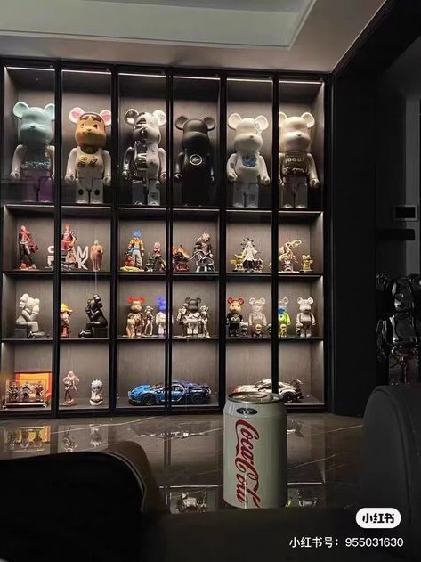 Toy Display Cabinet, Bear Brick Display, Collectible Display Ideas, Bearbrick Display, Figurine Display Ideas, Bearbrick Collection, Collectors Room Ideas, Toy Collection Room, Toy Collection Display