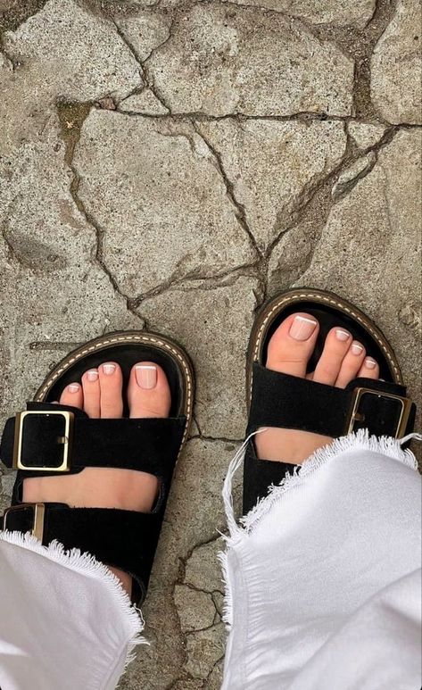 Toe Nails Aesthetic, Feet Nails Ideas, Natural Toe Nails, Pedicure Aesthetic, Nail Designs Easy Diy, Feet Nail Design, Pretty Sandals, Summer Toe Nails, Women Platform Sandals