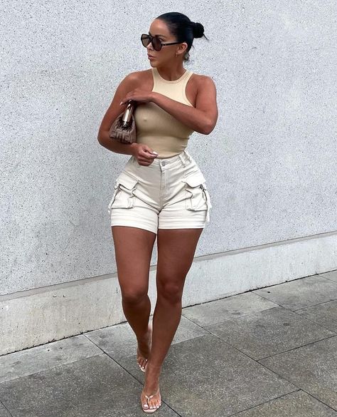 Shorts Styling, Shorts Outfit Ideas, Bodysuit And Shorts, Mode Swag, Shorts Outfits Women, Denim Cargo, Body Suit Outfits, Shorts Outfit, Classy Casual Outfits