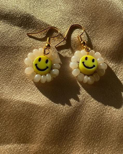 Cute Yellow Earrings, Trendy Beaded Earrings, Cute Bead Earrings, Diy Aretes Aesthetic, Beaded Earrings Aesthetic, Diy Earrings Beads, Aros Aesthetic, Diy Elegant Earrings, Chokers Aesthetic