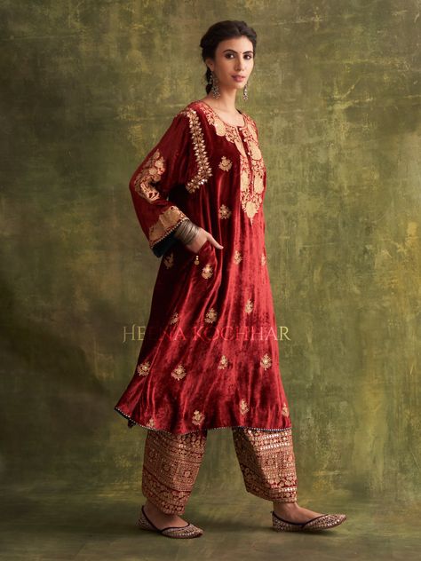 Henna Kochhar Designs, Latest Velvet Suit Designs, Indian Formals, Heena Kochhar, Velvet Suit Design, Pakistani Formal Dresses, Traditional Attires, Velvet Dress Designs, Indian Designer Suits