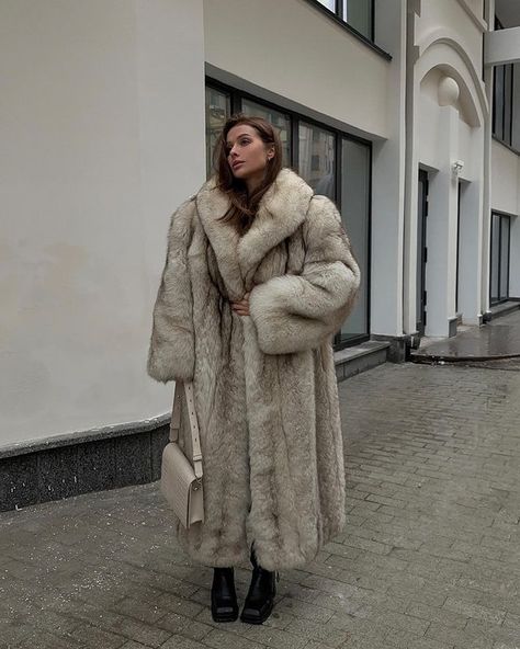 Fur Coat Outfits, Big Fur Coat, Long Coat Outfit, Fur Goods, Fur Coat Outfit, White Fur Coat, Stylish Crop Top, Fluffy Coat, Long Winter Coats