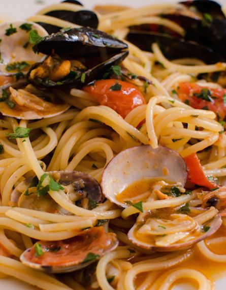 Spaghetti ai frutti di mare - La Cucina Italiana Frutti Di Mare Recipe, Squid Ink Pasta Recipe, Italian Food Photography, Primavera Recipe, Pasta Primavera Recipe, Seafood Lasagna, Seafood Pasta Recipes, Fresh Dishes, Pasta Primavera