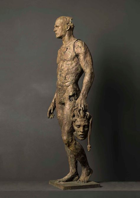 Christophe Charbonnel, Persée tenant la tête de Méduss, 2017 Eric Lacombe, Traditional Sculptures, Anatomy Sculpture, Human Figure Sketches, Sculpture Head, Ceramic Art Sculpture, Figure Sketching, Shadow Art, Figure Poses