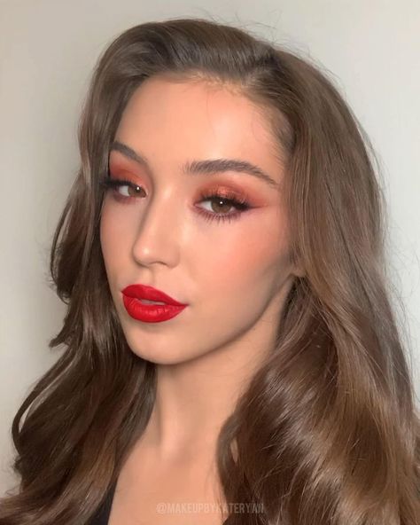 Red Dress Eyeshadow Look, Eyeshadow For Red Lips, Light Red Eyeshadow, Easy Red Eyeshadow Looks, Eyeshadow For Red Dress, Makeup For Red Outfit, Makeup To Go With Red Dress, Warm Eyeshadow Looks, Eyeshadow With Red Lipstick