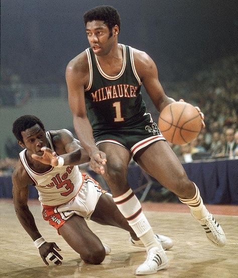 Oscar Robertson #Bucks Bucks Basketball, Oscar Robertson, Basket Nba, Basketball Photography, Nba Pictures, Nba Legends, Sports Hero, Basketball Legends, Basketball Pictures