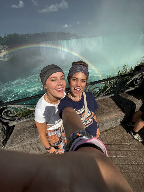 Bestie photo inspo, 0.5 photo, headband, hippue outfit, travel photos Niagara Falls Outfit Summer, Niagra Falls Photoshoot Ideas, Niagra Falls Outfits, Niagara Falls Photo Ideas, Niagara Falls Outfit, Niagra Falls Insta Pics, Bestie Adventures, Outfit Travel, Outfit Summer