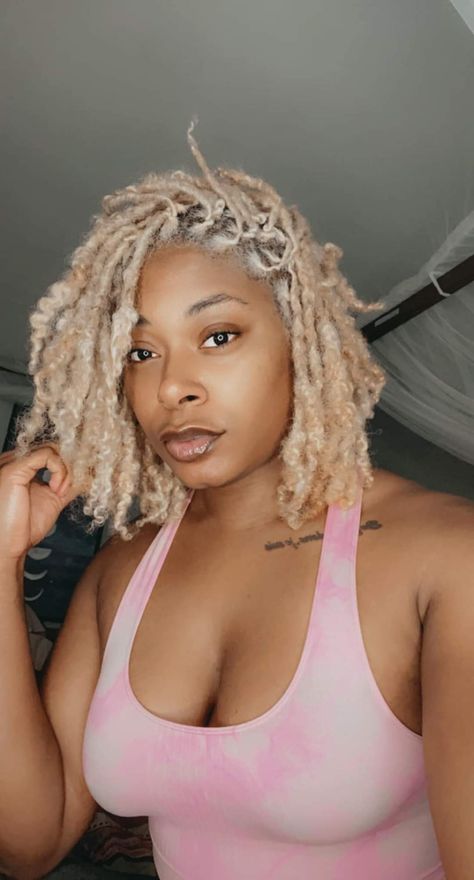 Locs On Top Shaved Sides, Blonde Tip Locs Black Women, Ash Blonde Dreads Black Women, Platinum Blonde Sisterlocks, Platinum Blonde Hair Locs, Platinum Blonde Dreads Black Women, Blonde Starter Locs Black Women, Blond Dreads Black Women, Ash Brown Locs