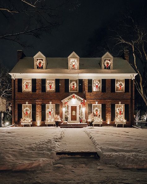 Home Alone Movie, Home Alone Christmas, Georgian Style Homes, Christmas House Lights, Red Brick House, Christmas Time Is Here, Christmas Feeling, Christmas Inspo, Christmas Wonderland