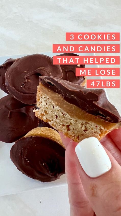 3 cookies and candies I ate on my 47lb weight loss journey ❤️ I have a healthy dessert everyday! Treats like Twix bites, nutter butter cookies, and high protein Reese’s peanut butter cups can all be found in my free healthy dessert guide (comment ‘dessert’ to have it sent to you). (1) Twix Bites Ingredients⁣ base:⁣ * 1 cup almond flour⁣ * 1 tbs vegan protein powder ⁣ * 3 tbs maple syrup⁣ * 2.5 tbsp coconut oil⁣ * 1 tsp vanilla extract⁣ * pinch of salt⁣ caramel layer:⁣ * 1/3 cup all natural pe Gathering Appetizers, Twix Bites, 3 Cookies, High Protein Desserts, Nutter Butter Cookies, Peanut Butter Smoothie, Nutter Butter, Protein Desserts, Vegan Protein Powder