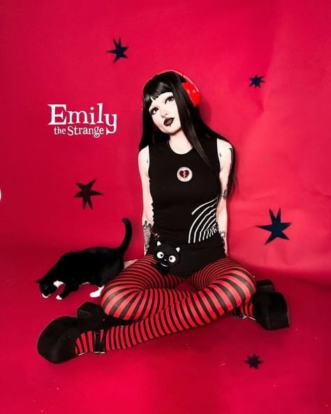 Emily Strange Cosplay, Emily The Strange Halloween Costume, Halloween Costume Photoshoot Ideas, Emily The Strange Cosplay, Strange Halloween Costumes, Alternative Halloween Costume Ideas, Emily The Strange Costume, Low Effort Halloween Costume Women, Halloween Costumes Long Black Hair