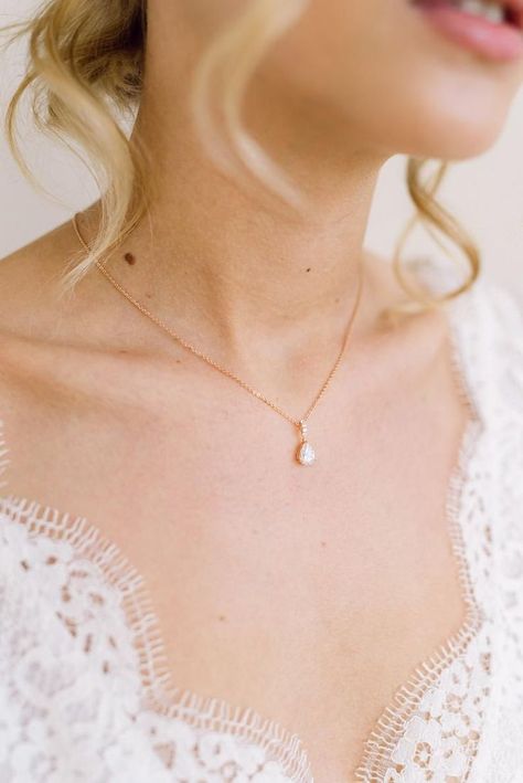 Wedding Necklaces For Bride Gold, Cali Apartment, Rose Gold Necklace Wedding, Bride Accessories Jewelry, Wedding Jewelry Ideas, Simple Bridal Necklace, Bride Earring, Gold Wedding Necklace, Bridal Jewelry Ideas