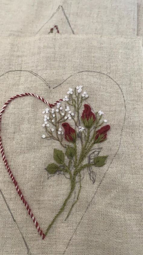 Embroidery Hearts, Handmade Embroidery Designs, Hand Embroidery Projects, Hand Embroidery Flowers, Embroidery Gifts, Embroidery Patterns Vintage, Needlework Embroidery, Embroidered Heart, Sewing Embroidery Designs