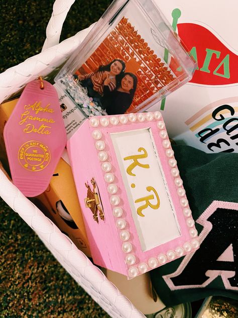 Sorority key chain and badge box Pin Boxes Sorority, Crossing Gifts Sorority, Sorority Pin Box Ideas, Badge Box Sorority, Pin Box Sorority, Sorority Initiation Basket, Sorority Pin Box, Badge Box, Sorority Keychain