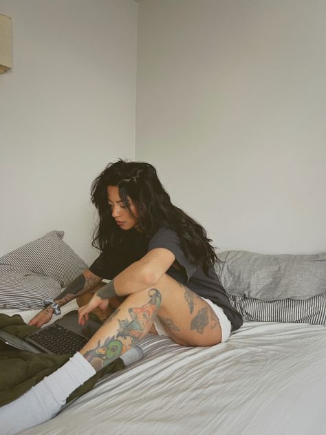 Modern Woman Aesthetic, Tattooed Woman Outfits, Tattoos And Dresses, Women With Tattoos Aesthetic, Tattooed Woman Aesthetic, Tattooed Aesthetic, Models With Tattoos, Grunge Lifestyle, Tattoo Outfit