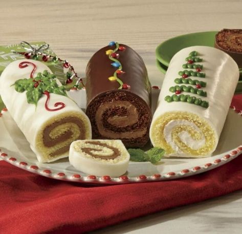 Christmas Cake Roll, Rolled Cakes, Homemade Chocolate Buttercream Frosting, Christmas Fare, Log Cakes, Yule Log Cake Recipe, Christmas Catering, Yule Log Recipe, Yule Logs