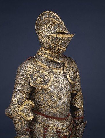 Knight armour from medieval times with special detailed decorations and designs, Helmet Armor, Ancient Armor, Art Chinois, Historical Armor, Knight In Shining Armor, Knight Armor, Arm Armor, Suit Of Armor, Medieval Armor