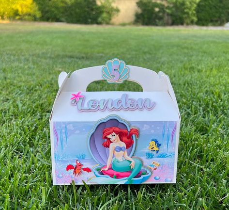 Little mermaid favor box (Centerpieces also available/sold separately) You can select more sets at check out!  There is a fee for extra wording.  If you would like to add more wording please message me before placing your order. ✨ Don't see what you're looking for? Message me directly and I can create it for you💖  Shipping: When placing your order kindly take into consideration that it take 3-5 business to process orders, plus shipping.. * Standard shipping takes 3-8 business days * Express shipping takes 1-3 business days Please make your selection at check out accordingly. Mermaid Centerpieces, Little Mermaid Centerpieces, Mermaid Favor, Little Mermaid Party, Mermaid Ideas, Mermaid Party Favors, Birthday Mermaid, Under The Sea Birthday, Birthday Centerpieces