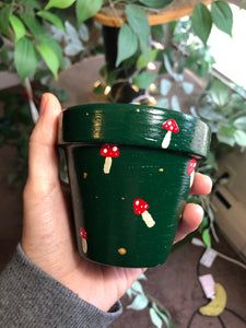 Cool Plant Pot Designs, Mushroom Painted Plant Pot, Cute Pots Painting Ideas, Diy Flower Pot Decoration Ideas, Painted Pots For Plants, Painted Pots Mushroom, Painting A Plant Pot, Painted Pots Aesthetic, Mushroom Pot Painting