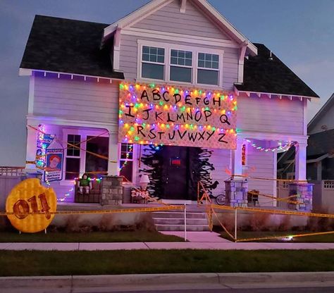 #strangerthings Stranger Things Halloween Decorations, Stranger Things Halloween Party, Creative Halloween Decorations, Stranger Things Halloween, What Is Halloween, Halloween Witch Decorations, Homemade Halloween Decorations, Halloween Cans, Stranger Things 3