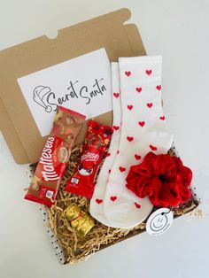 Aesthetic Secret Santa Gifts, Secret Santa Handmade Gifts, Handmade Gifts For Christmas For Friends, Secret Santa Gift Ideas Handmade, Gifts For Secret Santa Friends, Secret Santa Gifts For Friends, Secret Santa Gift Ideas Under 5, Cheap Secret Santa Gift Ideas, Secret Santa Gift Ideas Diy