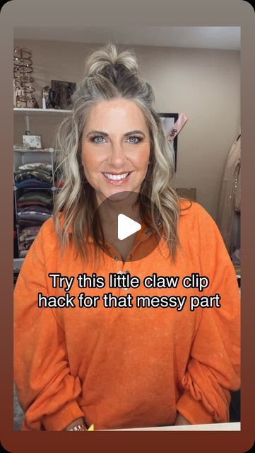 Suzy Turner 🔆 Makeup • Skincare • Hair 🔆 on Instagram: "Anyone else suffer from that dreadful part in the back of your head?? 😖 this cut claw clip hack can help hide it! Let me know if you try it! #clawclip #hairstyle #hairtutorial #hairhack #easyhairstyles #cutehair #halfuphalfdown #hairtips #finehair #thinhair #quickhairstyles" Half Up With Claw Clip Short Hair, Hair Clippy Styles, Claw Clip Half Up Half Down, Mini Claw Clip Hairstyles, Claw Clip Hairstyles Short Hair, Hair Claw Clip Hairstyles, Shortish Hair, Twisted Hair, Clip Hairstyles