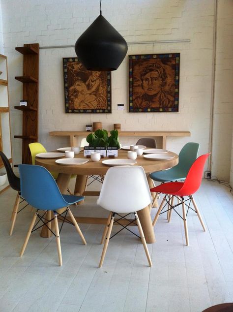 loving eames in colour Mesa Living, Mixed Dining Chairs, Eames Side Chair, Icelandic Poppies, Mountain House, Eames Chair, Round Table, Side Chair, Kitchen Ideas