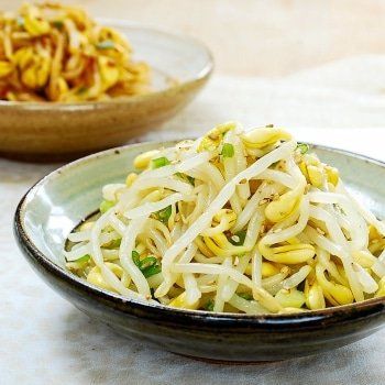 Soybean Sprouts, Koreansk Mad, Korean Food Side Dishes, Bean Sprout Recipes, Korean Vegetables, Bean Sprout Salad, Bean Sprout, Korean Side Dishes, Korean Cooking