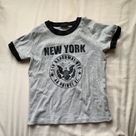 Brandy Melville Tee Shirt, Thrifted Graphic Tee, Brandy Melville Shirts, Brandy Melville T Shirts, Mcbling Fashion, New York Graphic, Money Clothes, Black New York, Bright Outfits