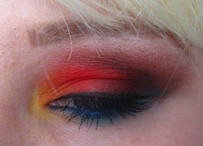 Hmmm. Derby Makeup Ideas, Eyeshadow On Blue Eyes, Blue Red Eyeshadow, Bold Red Eyeshadow, Fire Eyeshadow, Red Liquid Eyeshadow, Bout Makeup, Red Eyeshadow Grunge, Derby Makeup