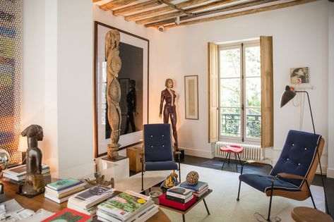 Meet the French Perfumer Whose Paris Townhouse Doubles as an Art Gallery Paris Townhouse, 50s Furniture, Parisian Decor, Paris Home, Paris Apartments, Guitar Player, New Classic, Elle Decor, Small Apartments