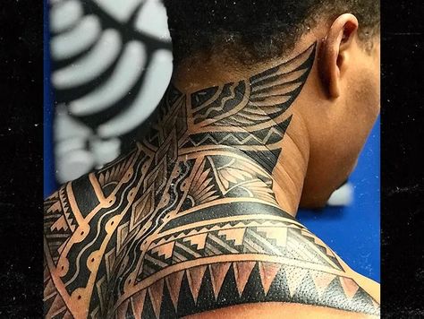 Amazing tattoo designed to honor his tribal roots with a nod to nod to his football carreer. Back Of Neck Tattoo Men, Tattoo Photoshoot, Best Neck Tattoos, Girl Neck Tattoos, Polynesian Tattoos, Polynesian Tattoo Designs, Back Of Neck Tattoo, Men Tattoos Arm Sleeve, Muster Tattoos