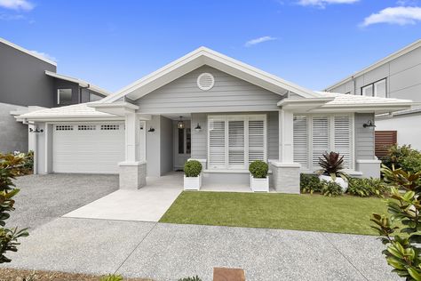 Hamptons Bungalow Exterior, Modern Hamptons Beach House, Modern Hamptons Exterior Australia, Australian Hamptons Style Exterior, Hampton Style Facade, Coastal Hamptons Exterior, Hampton Facade Single Story, Hamptons Style Exterior Australia, Hamptons Exterior Australia