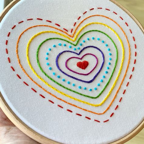 Hand Embroidered Rainbow, French Notes Embroidery, Embroidery For Kids, Embroidered Rainbow, Embroidery Hoop Art Diy, Rainbow Embroidery, Basic Hand Embroidery Stitches, Embroidery Hoop Crafts, Simple Hand Embroidery Patterns