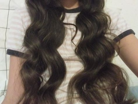 Brown cute silky wavy hair !! Made with the sock method 💌 Brown Wavy Hair Aesthetic, Long Wavy Hair Aesthetic, Wavy Brown Hair Aesthetic, Long Brown Hair Aesthetic, Silky Wavy Hair, Cute Wavy Hair, Pretty Wavy Hair, Wavy Dark Hair, Wavy Hair Aesthetic