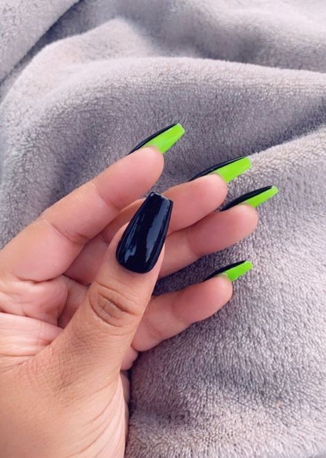 Shorter Nails Designs, Black Nails Neon Design, Green Nails 2023 Trends, Light Green And Black Nails, Black And Neon Green Nail Designs, Black And Lime Green Nails Acrylic, Black And Green Nails Coffin, Neon Lights Nails, Green Bottom Nails