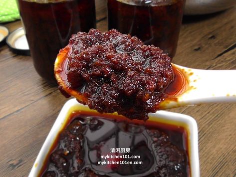 Simple Sambal Chili Sauce | MyKitchen101en.com Sambal Sauce Recipe, Sambal Recipe, Nyonya Food, Sambal Sauce, Malaysian Cuisine, Chilli Recipes, Homemade Spices, Malaysian Food, Hot Spicy