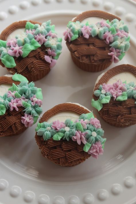 Pretty basketweave Easter cupcakes done in buttercream!  . . . #easter #eastercupcakes #cupcakes #cupcakedecorating #easterbasket #buttercream #piping #flowers #flowercupcakes #easterdessert Easter Cupcake Bouquet, Basket Cupcakes, Eid Cakes, Easter Basket Cupcakes, Piping Buttercream, Buttercream Piping, Easter Baskets To Make, Piping Flowers, Buttercream Cake Decorating