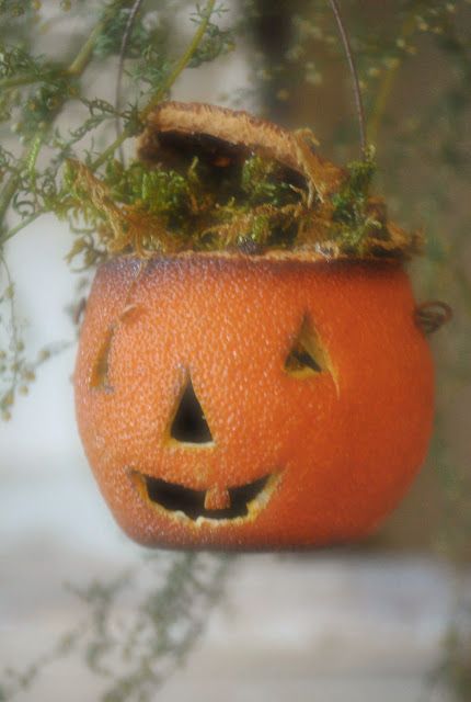 Dried Orange Jack-O-Lantern Tutorial...makes adorable primitive looking pumpkins for wreaths or whatever. Primitive Diy, Harvest Thyme, Pumpkin Idea, Prim Crafts, Orange Cut, Primitive Fall, Primitive Halloween, Dried Oranges, A Wing