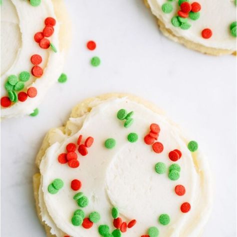 Super Soft Sugar Cookies - Six Sisters' Stuff Easy Sugar Cookie Recipe, Soft Sugar Cookie Recipe, Sugar Cookie Recipe Easy, Six Sisters Stuff, Christmas Cake Pops, Six Sisters, Easy Freezer Meals, Soft Sugar, Cookie Spread