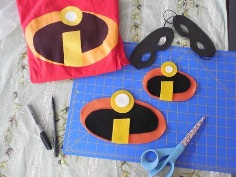 Two Kid Kitchen: DIY "The Incredibles" family costumes Diy Incredibles Costume, Incredibles Costume Family, Incredibles Family Costume, Incredibles Costume Diy, Family Costumes Diy, Incredibles Costume, Family Logo, Diy Costumes Kids, Cool Masks