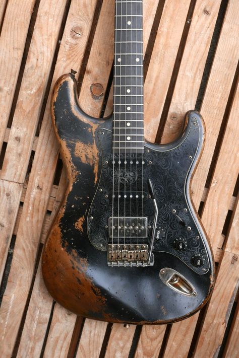 Old Electric Guitar, Cool Guitar Designs, Black Stratocaster, Custom Stratocaster, Charvel Guitars, Relic Guitar, Old Guitar, Strat Guitar, Black Electric Guitar