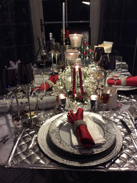 Silver And Red Christmas Table, Table Decorations Silver, Silver Christmas Table, Red Christmas Table, Gold And Silver Christmas, Christmas Tableware, Christmas Table Settings, Silver Christmas, Table Ideas