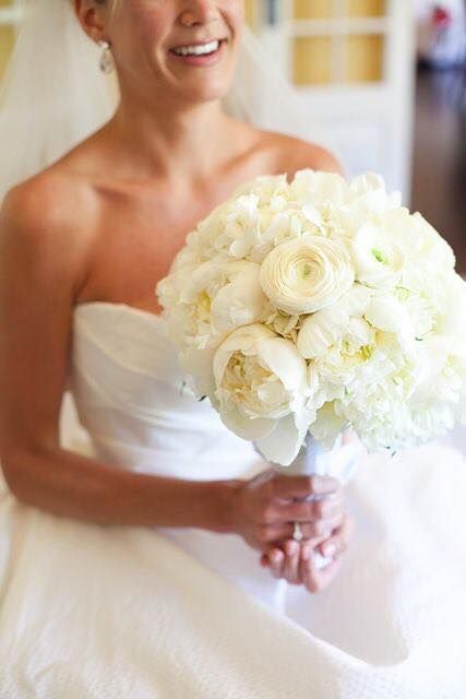 White Bridal Bouquet Hydrangea, White Rose Bridal Bouquet, Bridal Bouquet Peonies, White Rose Bouquet, Peony Bouquet Wedding, White Ranunculus, Purple Wedding Flowers, White Bridal Bouquet, Ivory Roses